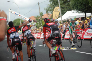 Alejandro Valverde, Oscar Pereiro Sio & José Ivan Gutierrez tell Nicolas Portal that Luis Leon Sanchez just won (Caisse d'Epargne) (2) (796x)