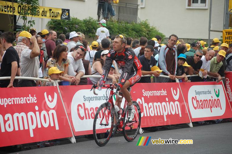 Arnaud Coyot (Caisse d'Epargne) shows his new haircut