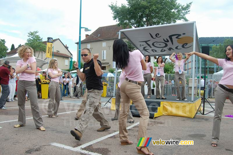 De dans van de dames en heren van A.S.O. op het liedje No stress (1)