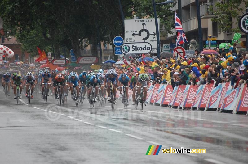 The finish in Toulouse: sprint of the pack ... under the pooring rain