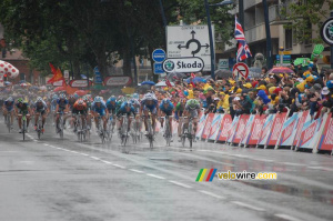 The finish in Toulouse: sprint of the pack ... under the pooring rain (739x)