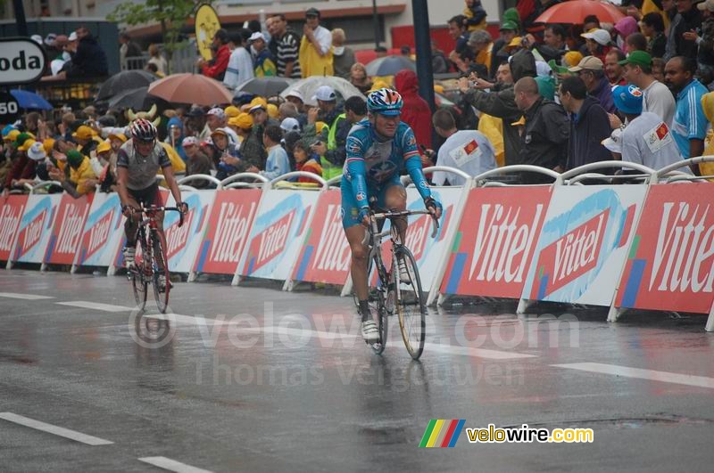 Thomas Voeckler (Bouygues Telecom) & Wim Vansevenant (Silence Lotto) at the finish in Toulouse