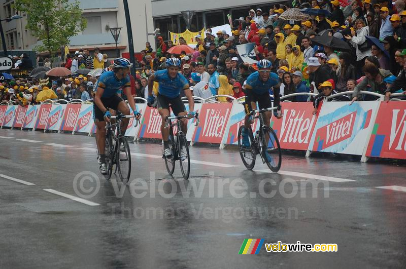 Marcus Burghardt, Adam Hansen & Bernhard Eisel (Team Columbia) bij de aankomst in Toulouse