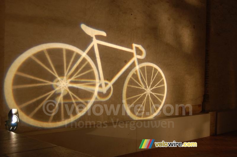 Een op de muur geprojecteerde fiets