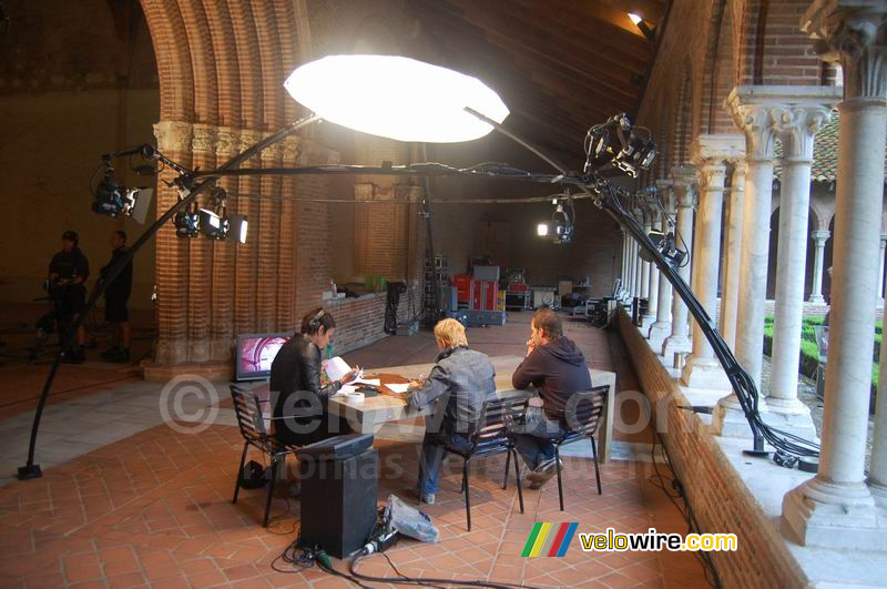 The discussion table with the lighting above it (2)