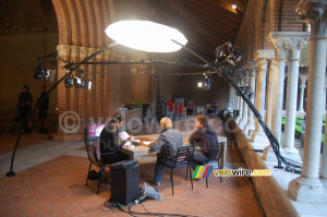 The discussion table with the lighting above it (2) (516x)