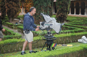 The outside camera (with its camera man) (609x)