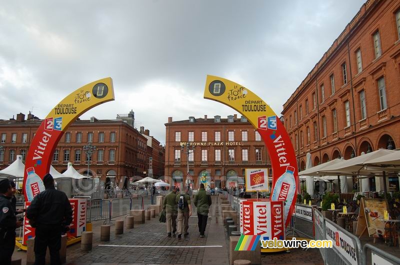 The start arch for the Toulouse > Bagnères-de-Bigorre stage (2)