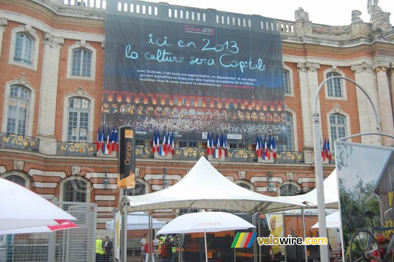 De stand van Orange in het Village Dpart in Toulouse