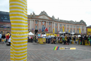 Animation au Village Départ : devant une jambe d'une des femmes en échasses, à l'arrière Marc Vinco sur son VTT Trial (503x)