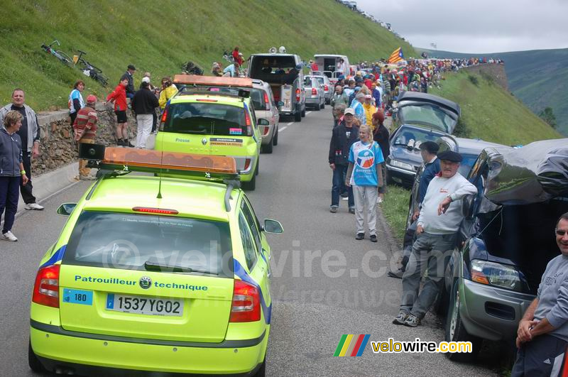 De auto's van de Assemblée de Départements de France op de Col de Peyresourde