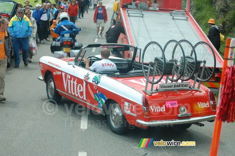 De auto van Vincent Barteau had moeite om de Col de Peyresourde op te komen ... maar kwam er uiteindelijk toch!