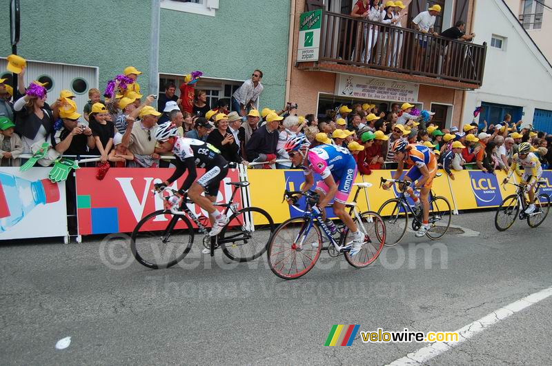 Carlos Sastre (CSC Saxo Bank), Sylvester Szmyd (Lampre), Laurens ten Dam (Rabobank) & Leonardo Piepoli (Saunier Duval-Scott) bij de aankomst in Bagnres-de-Bigorre