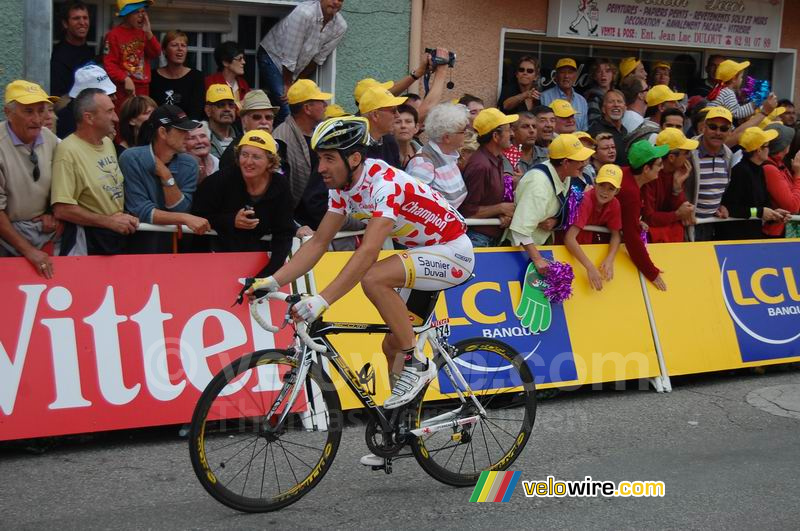 David de la Fuente (Saunier Duval-Scott; en maillot blanc à pois rouges) à l'arrivée à Bagnères-de-Bigorre