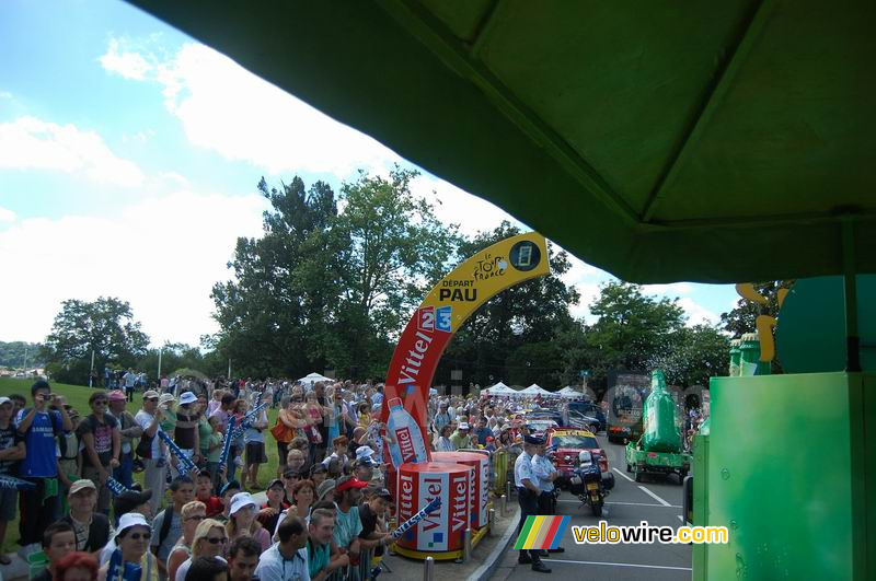 The Panach' advertising caravan at the start in Pau