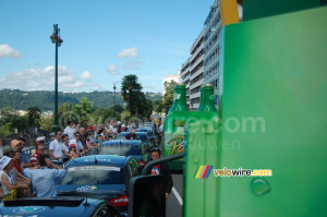 Un passage très étroit pour la caravane publicitaire de Panach' avec toutes ces voitures (296x)