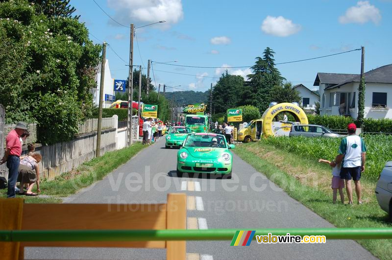 Panach' passes in front of Ricoré's alarm clocks in Lamarque-Pontacq