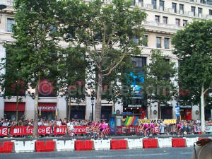 TDF 28/07/2002 (Paris): Laps of honour - Telekom (228x)