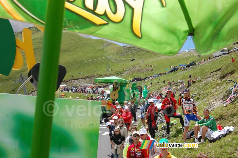 Les spectateurs sur le Tourmalet vus depuis la terrasse Panach'