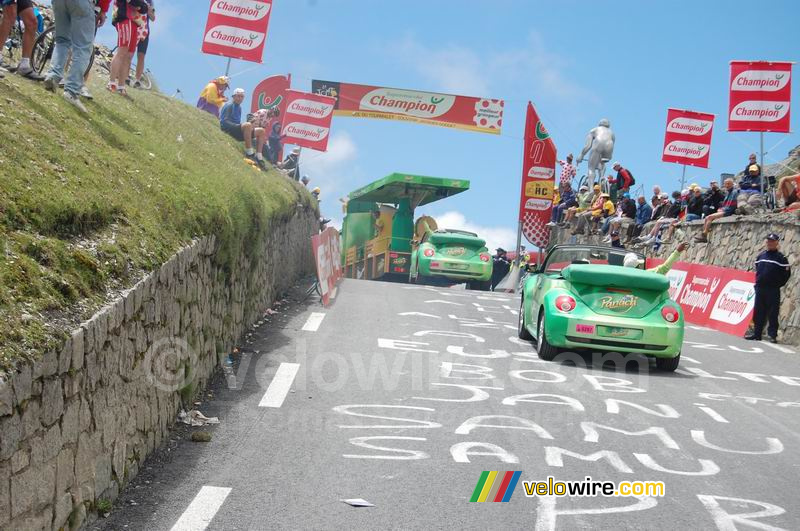 De Panach' reclamecaravaan op de top van de Tourmalet