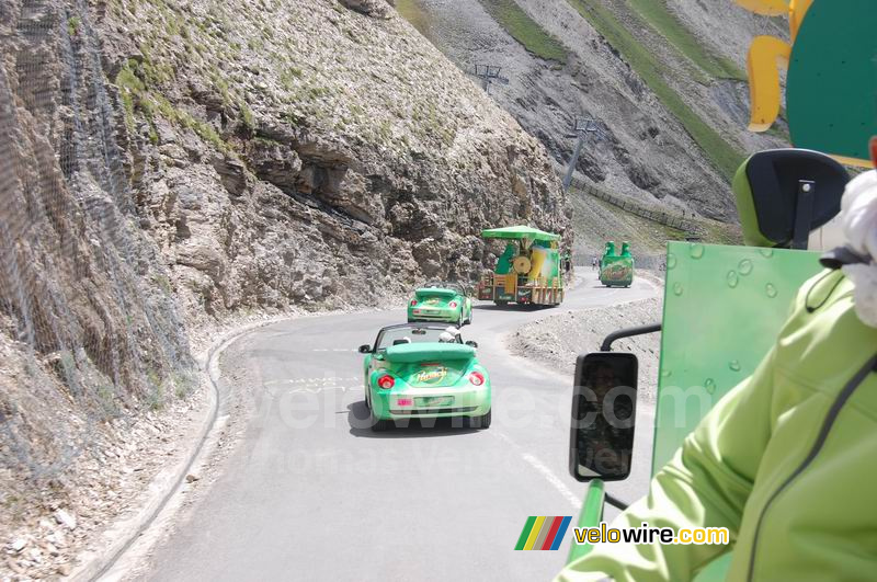 De Panach' reclamecaravaan in de afdaling van de Tourmalet