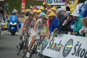 Leonardo Piepoli & Juan José Cobo Acebo at the finish on Hautacam (905x)