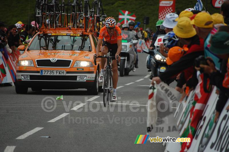 Mikel Astarloza (Euskaltel-Euskadi) at the finish on Hautacam