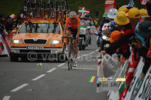 Mikel Astarloza (Euskaltel-Euskadi) at the finish on Hautacam (477x)