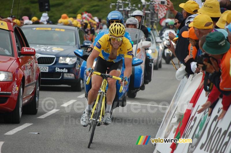 Kim Kirchen (Team Columbia) in the yellow jersey at the finish on Hautacam