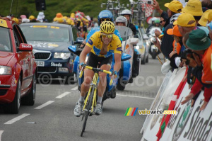 Kim Kirchen (Team Columbia) in the yellow jersey at the finish on Hautacam (432x)