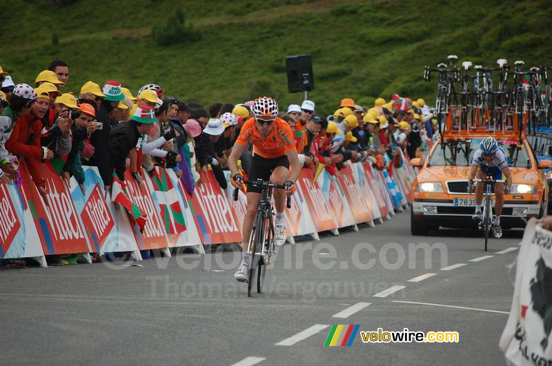 Samuel Sanchez (Euskaltel-Euskadi) & Tadej Valjavec (AG2R La Mondiale) bij de aankomst op Hautacam