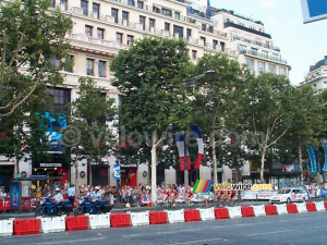 TDF 28/07/2002 (Paris): Laps of honour - Lotto-Adecco (258x)