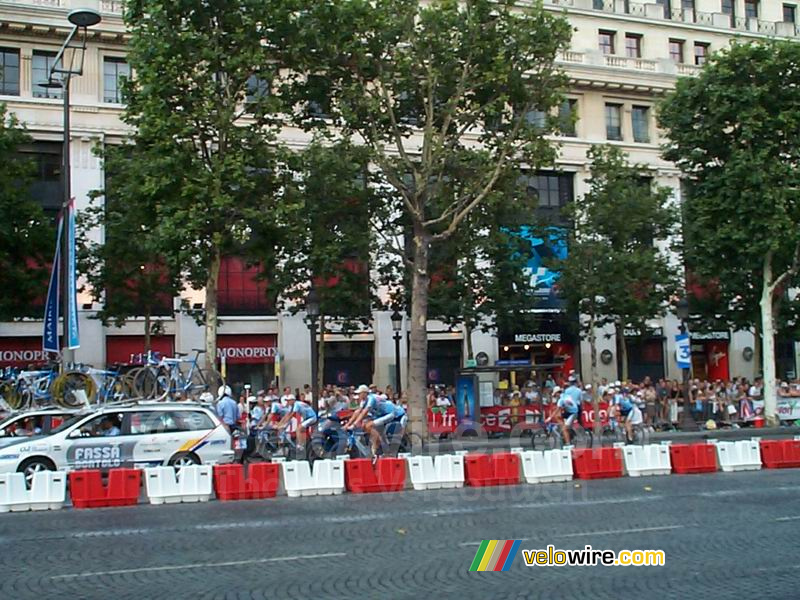 TDF 28/07/2002 (Paris): Laps of honour - Domo Farm Frites