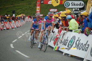 Marzio Bruseghin, Paolo Tiralongo (Lampre), David Arroyo (Caisse d'Epargne) & Eduardo Gonzalo Ramirez (Agritubel) at the finish on Hautacam (722x)