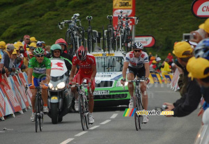 Oscar Freire (Rabobank), Leonardo Duque (Cofidis) & Jens Voigt (CSC Saxo Bank) at the finish on Hautacam (594x)