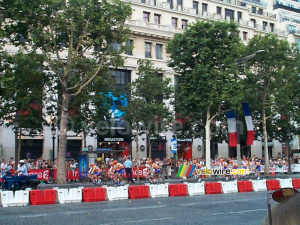 TDF 28/07/2002 (Paris): Laps of honour - Rabobank (237x)