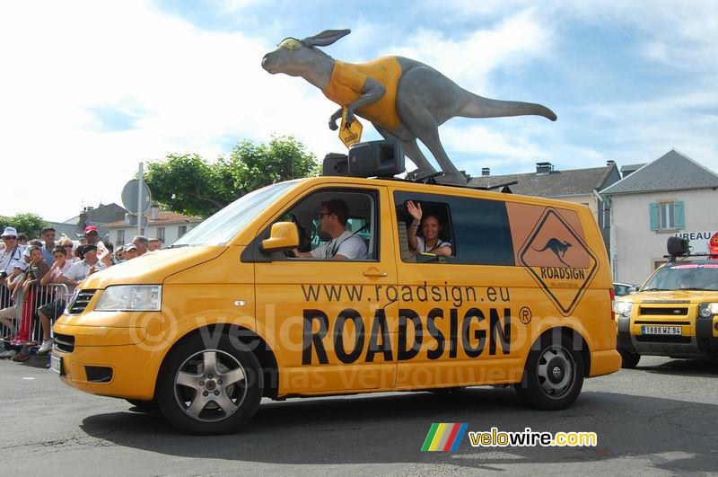 The Roadsign advertising caravan in Lannemezan (1)