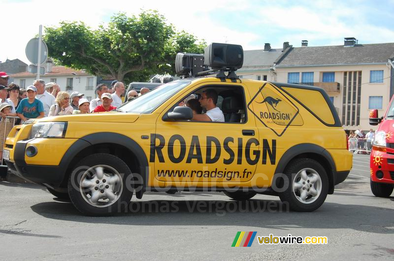 The Roadsign advertising caravan in Lannemezan (2)