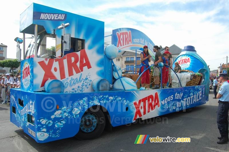 The X-Tra advertising caravan in Lannemezan (2)