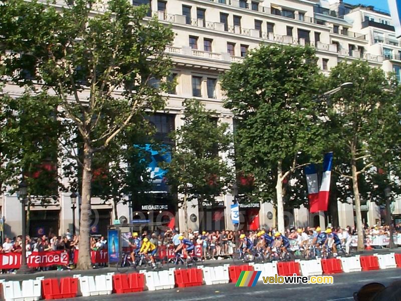 TDF 28/07/2002 (Paris): Laps of honour - US Postal (Lance Armstrong)