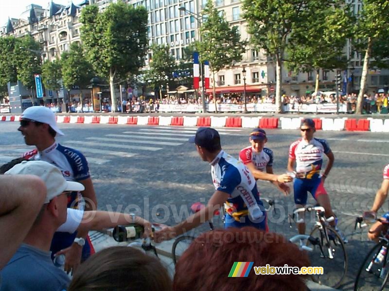 TDF 28/07/2002 (Paris): L'équipe Cofidis s'arrête pour un verre de champagne!