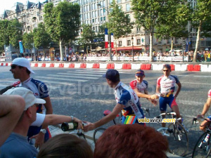 TDF 28/07/2002 (Paris): Cofidis-team stops to drink champagne (312x)