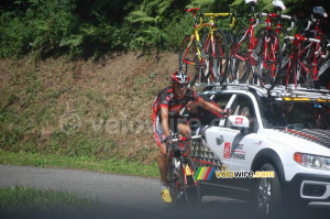 Luis Leon Sanchez (Caisse d'Epargne): bike reparation (521x)