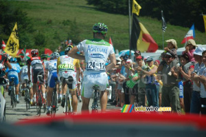 Romain Feillu (Agritubel), Rubens Bertogliati (Saunier Duval-Scott), Sébastien Rosseler (QuickStep), Nicolas Portal (Caisse d'Epargne) seen from the official car (496x)