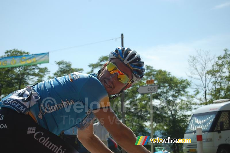 Bernhard Eisel (Team Columbia) hoort van ons dat Mark Cavendish één minuutje achter hem rijdt