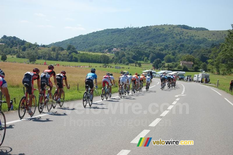 Een groepje renners in de buurt van Foix (2)