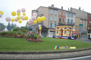 Un rond point joliment décoré à Lavelanet (601x)