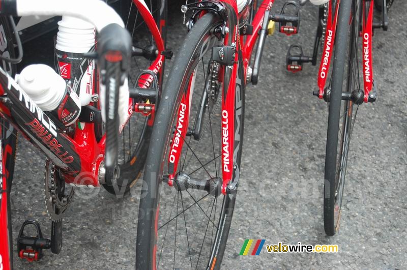 Gros plan sur les vélos Pinarello Prince de l'équipe Caisse d'Epargne