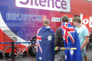 Australian fans at the Silence Lotto bus ... they must be here for Cadel Evans! (353x)