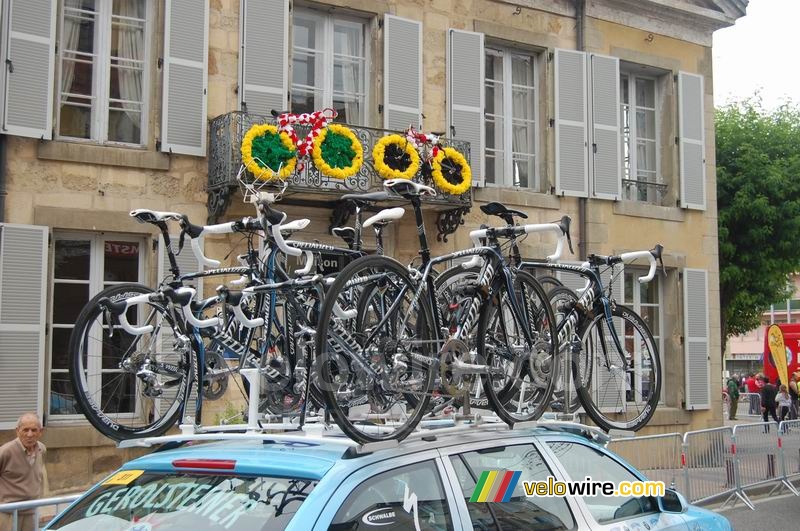 Les vélos de l'équipe Gerolsteiner et un balcon décoré à Lavelanet